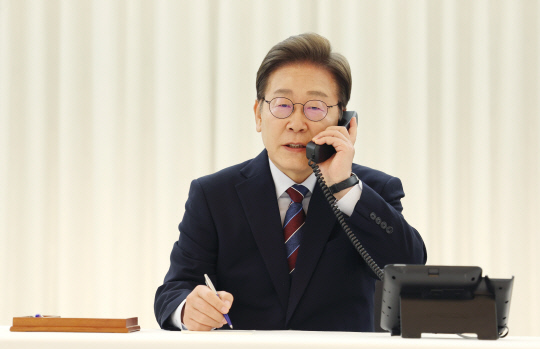 트럼프 대통령과 전화 통화 갖는 이재명 대통령 [연합뉴스]